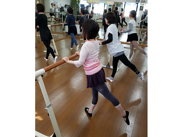 シニアバレエストレッチ　レッスン風景