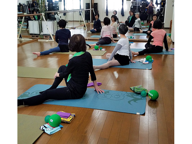 シニアバレエストレッチ　ストレッチ風景