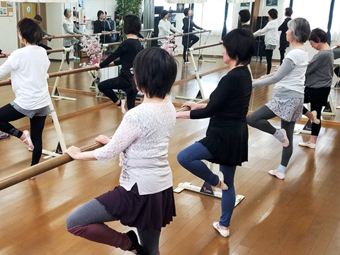 シニアバレエストレッチ バーレッスン